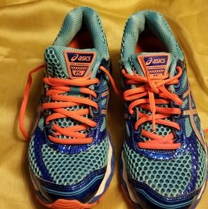 Size 7 women asics Cumulus run walk shoes clean